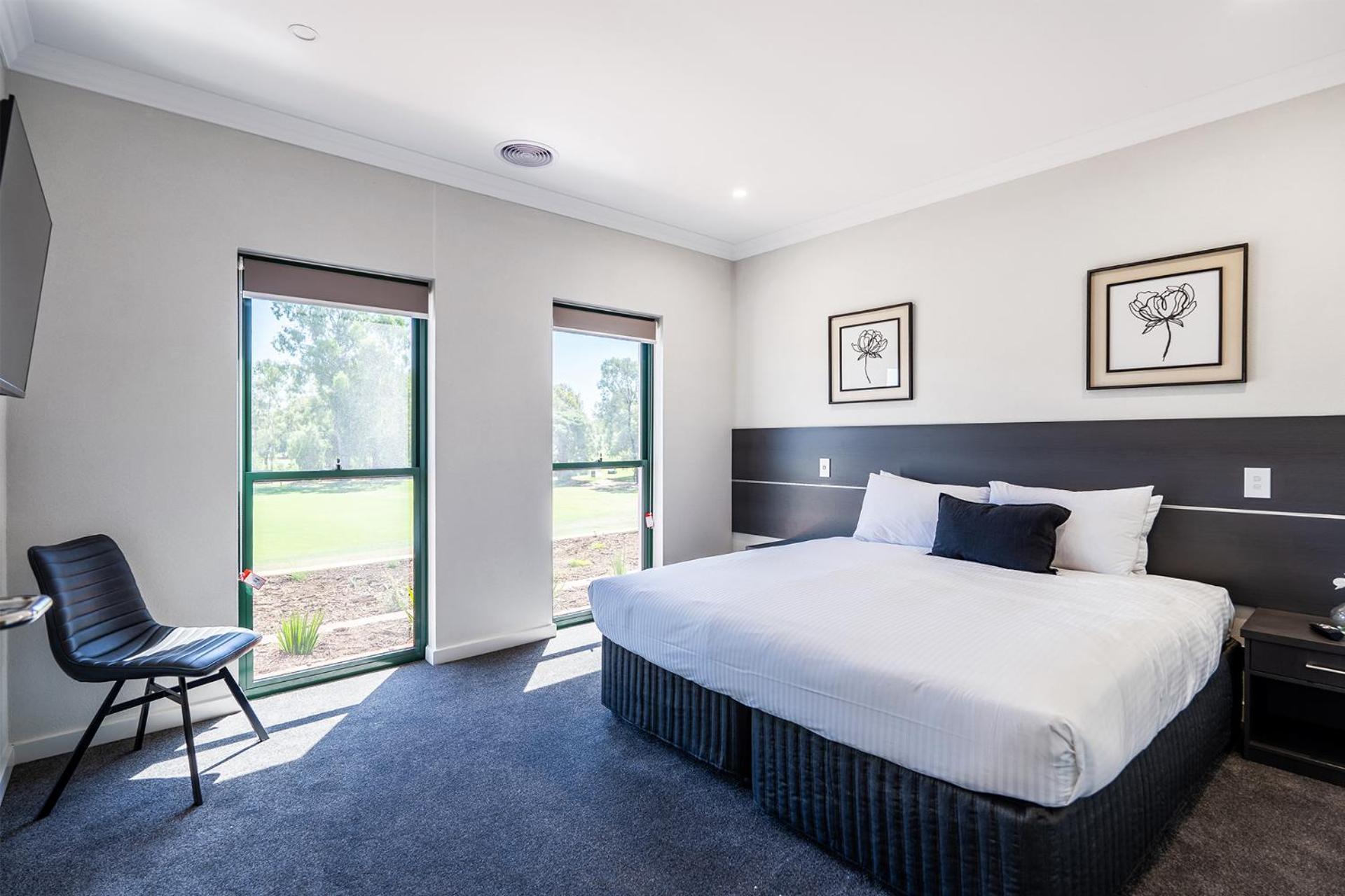 Hotel Yarrawonga Mulwala Golf Club Exterior foto A room at the hotel
