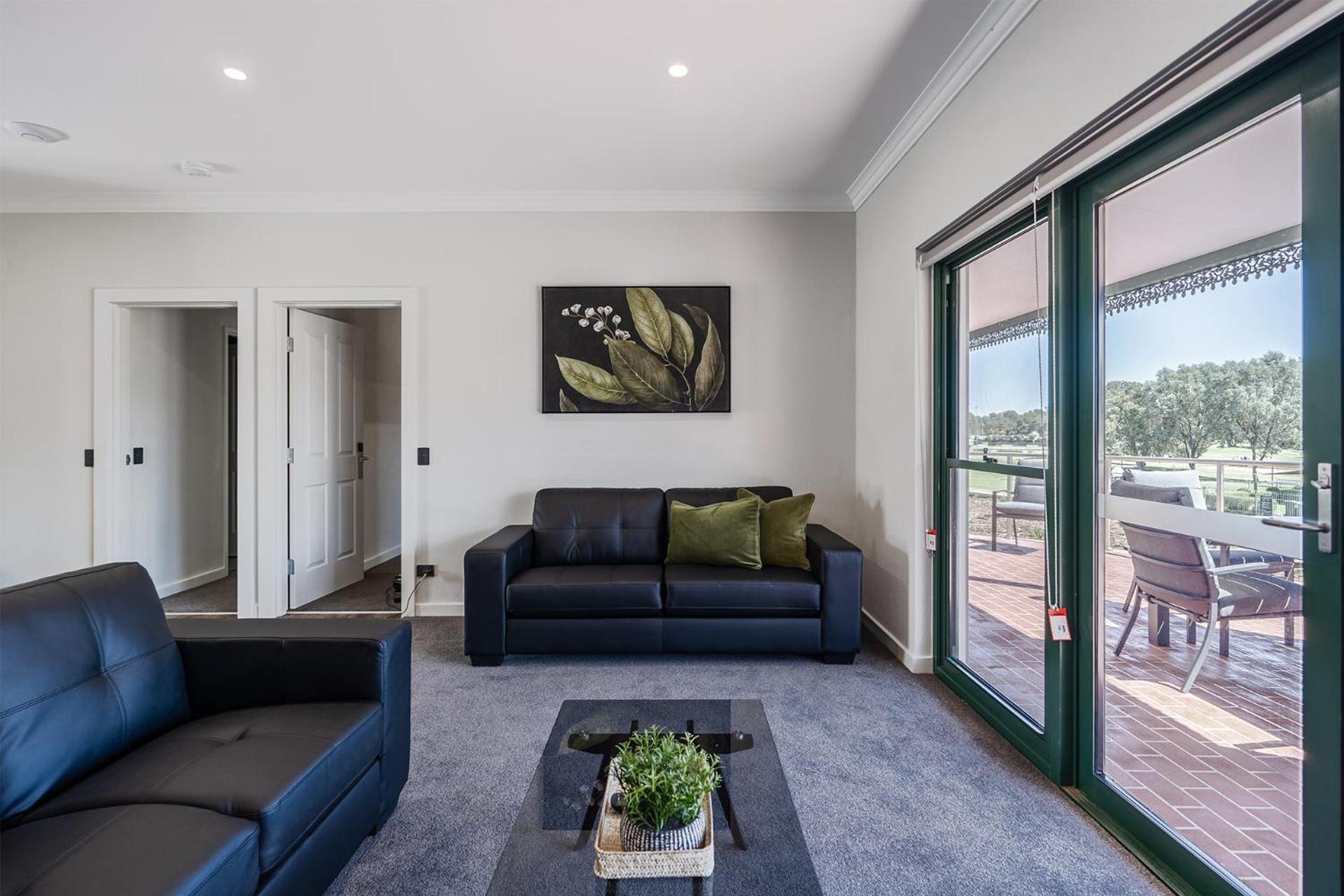 Hotel Yarrawonga Mulwala Golf Club Exterior foto A living room with a large sliding door