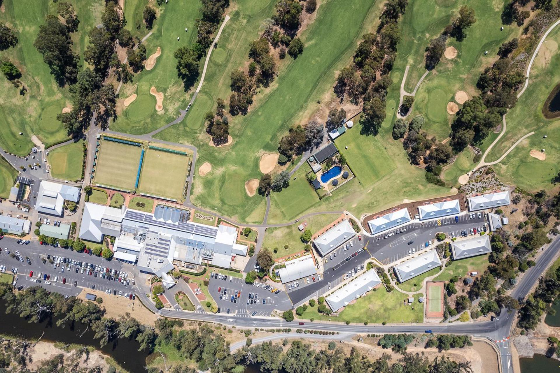 Hotel Yarrawonga Mulwala Golf Club Exterior foto Aerial view of the school