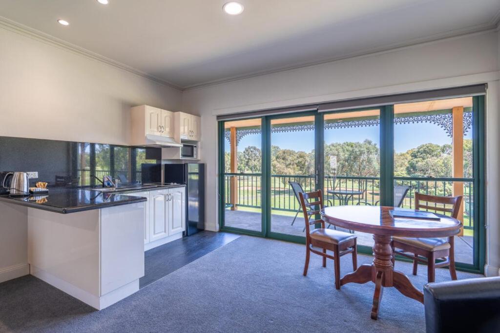 Hotel Yarrawonga Mulwala Golf Club Exterior foto A typical apartment at the resort