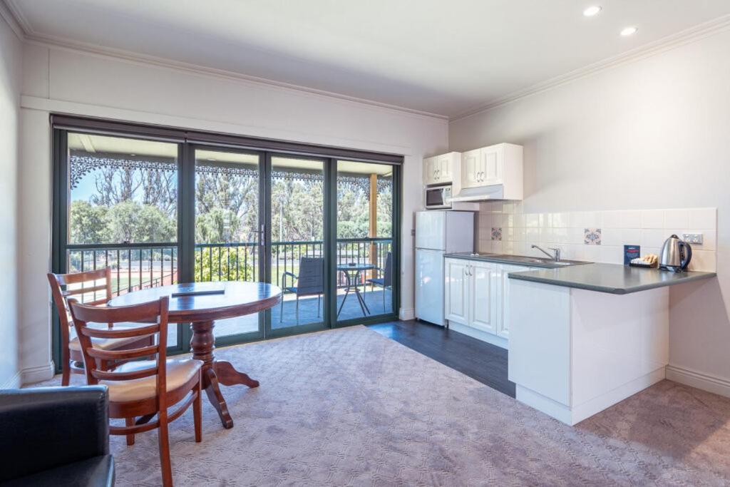 Hotel Yarrawonga Mulwala Golf Club Exterior foto A typical apartment at the University of Western Australia