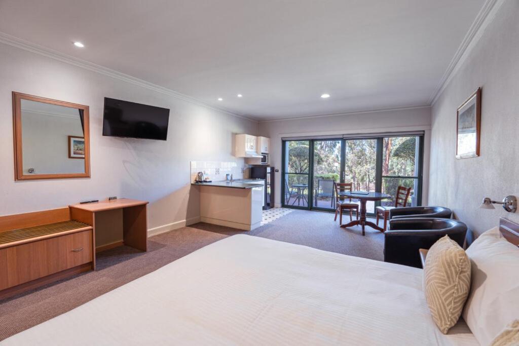 Hotel Yarrawonga Mulwala Golf Club Exterior foto Studio Suite