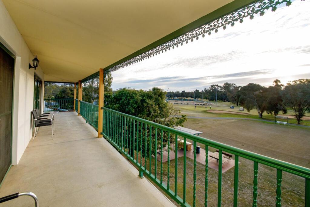 Hotel Yarrawonga Mulwala Golf Club Exterior foto A balcony at the Adelaide Oval