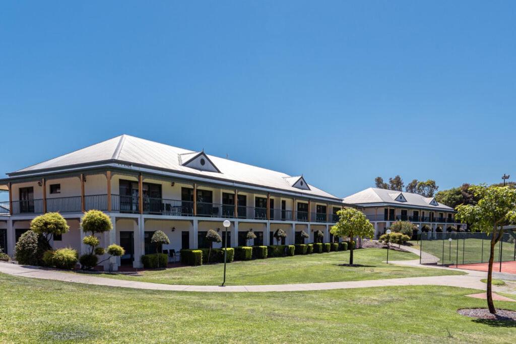 Hotel Yarrawonga Mulwala Golf Club Exterior foto The school's main building