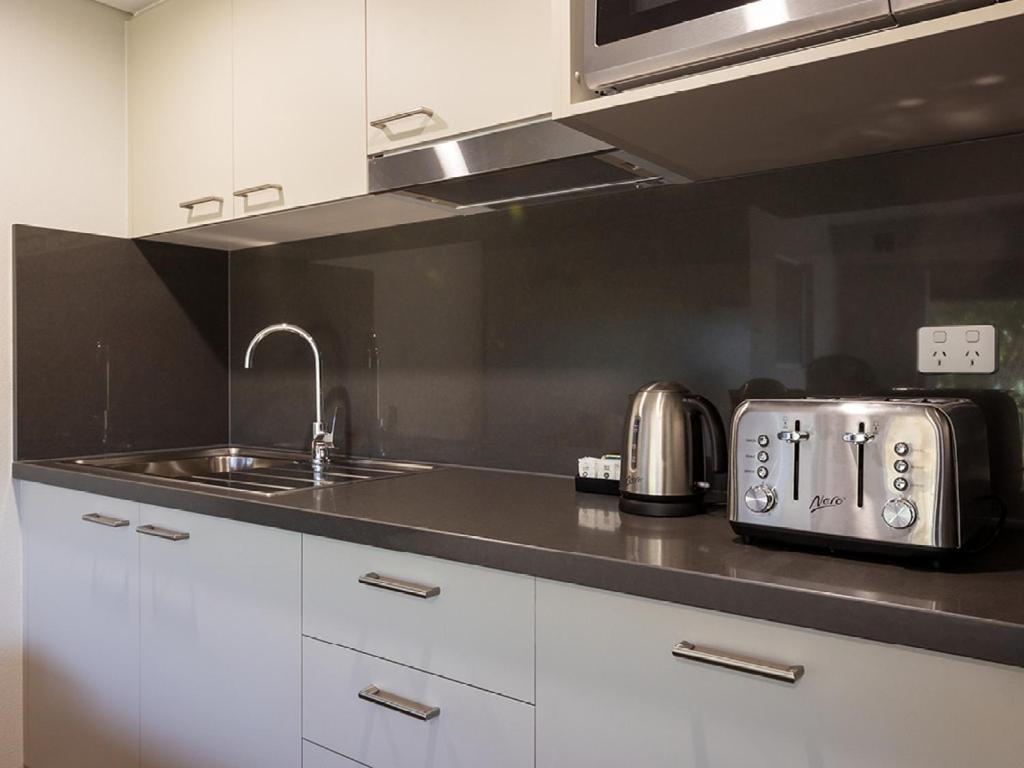 Hotel Yarrawonga Mulwala Golf Club Exterior foto A typical kitchen in a student apartment