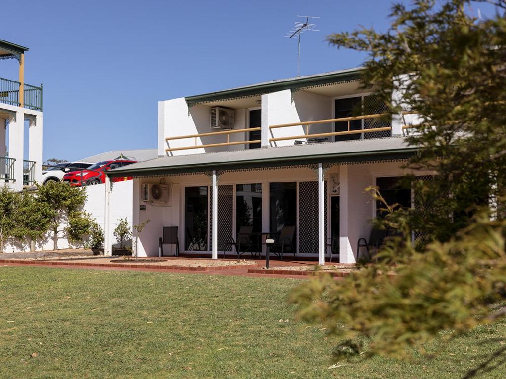 Hotel Yarrawonga Mulwala Golf Club Exterior foto The house at 1001 North Beach Road, Esperance, Western Australia
