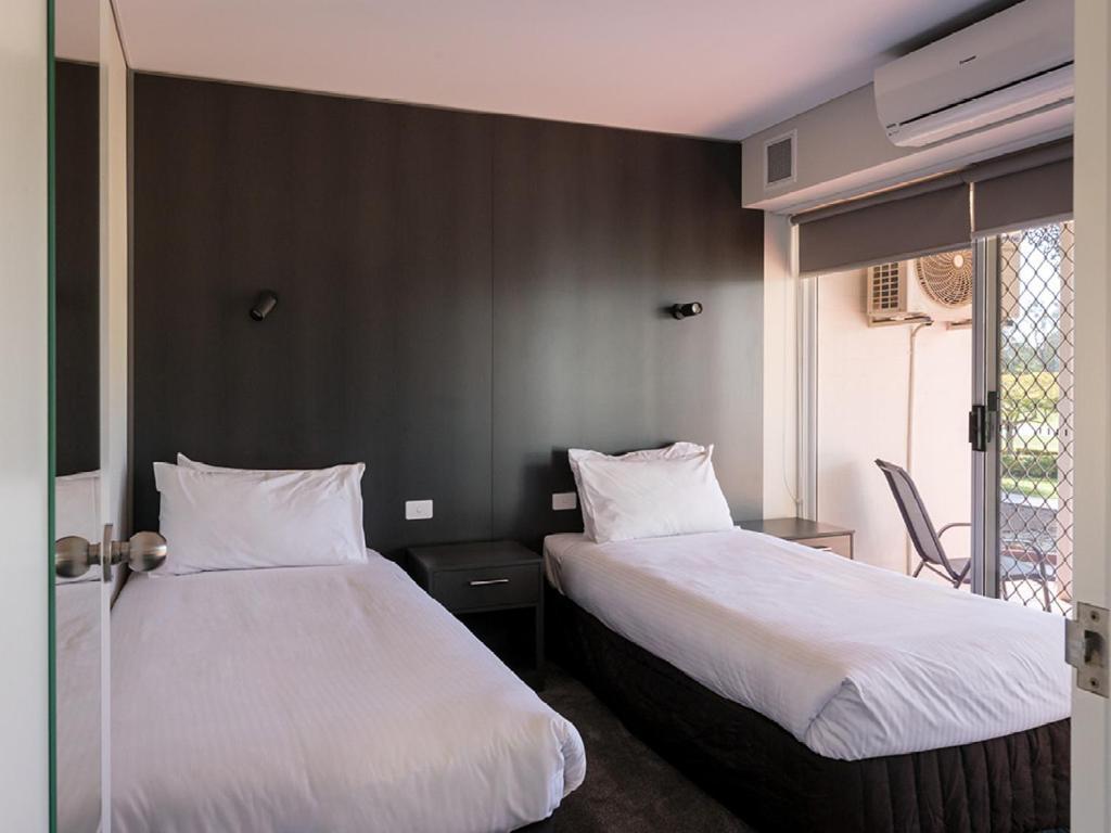 Hotel Yarrawonga Mulwala Golf Club Exterior foto A typical room at the hotel