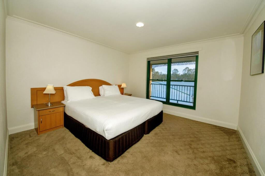 Hotel Yarrawonga Mulwala Golf Club Exterior foto A bedroom at the hotel