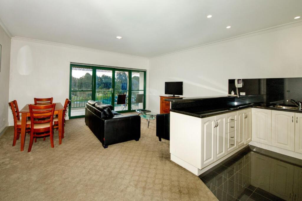 Hotel Yarrawonga Mulwala Golf Club Exterior foto A typical apartment at the Village