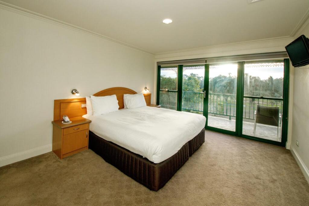 Hotel Yarrawonga Mulwala Golf Club Exterior foto A bedroom at the hotel