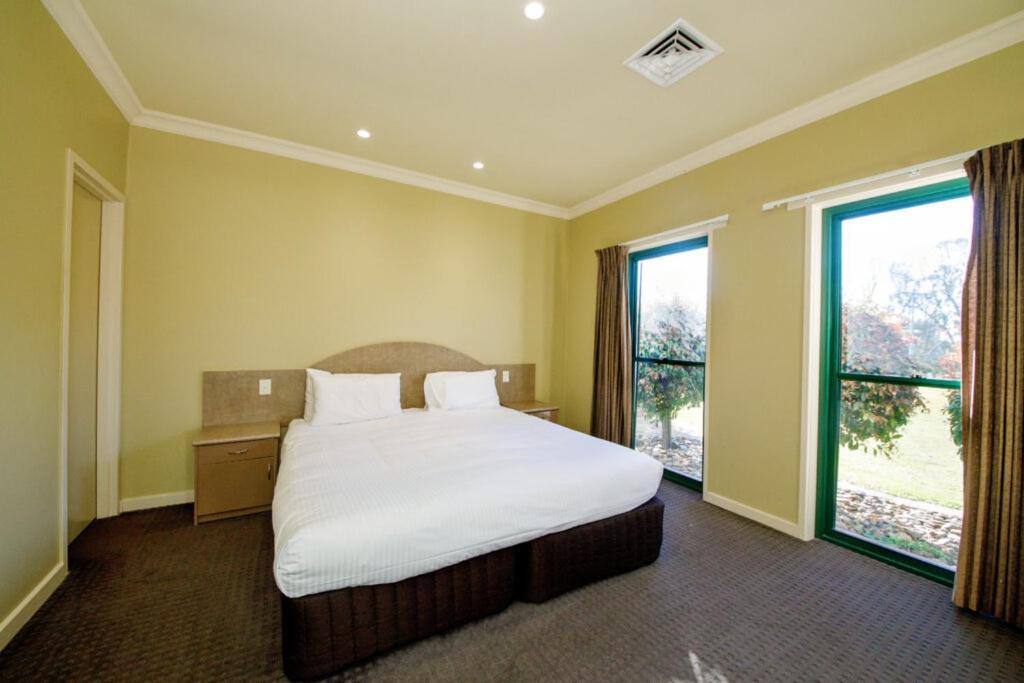 Hotel Yarrawonga Mulwala Golf Club Exterior foto A typical bedroom at the hotel