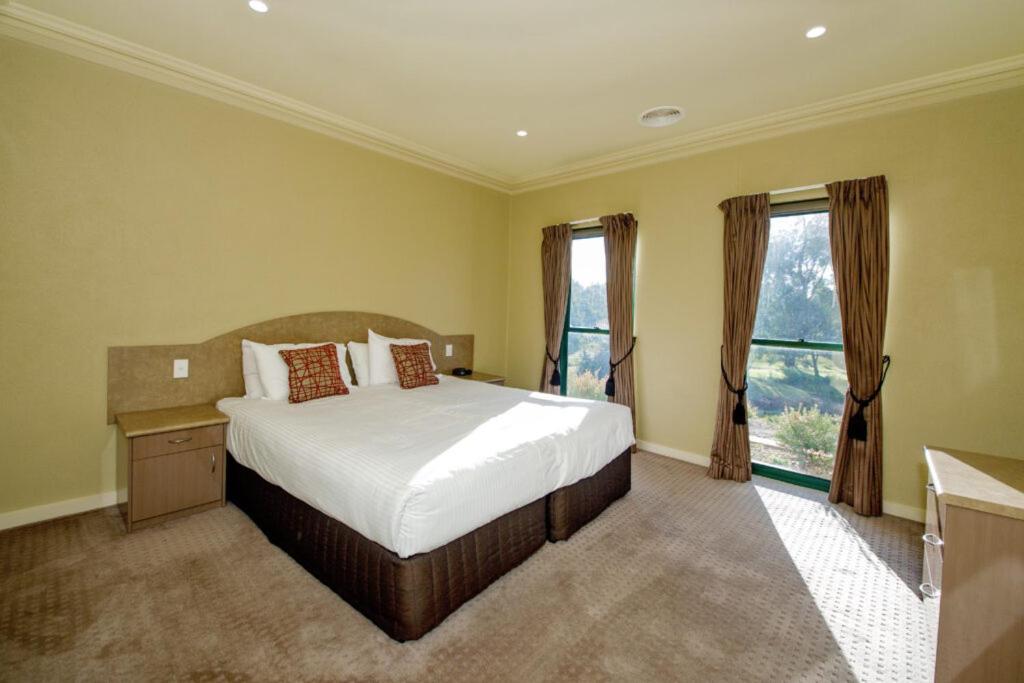 Hotel Yarrawonga Mulwala Golf Club Exterior foto A bedroom at the hotel