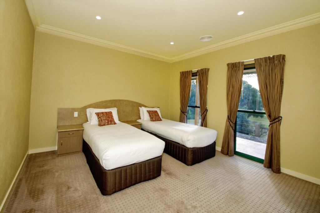 Hotel Yarrawonga Mulwala Golf Club Exterior foto A bedroom at the hotel