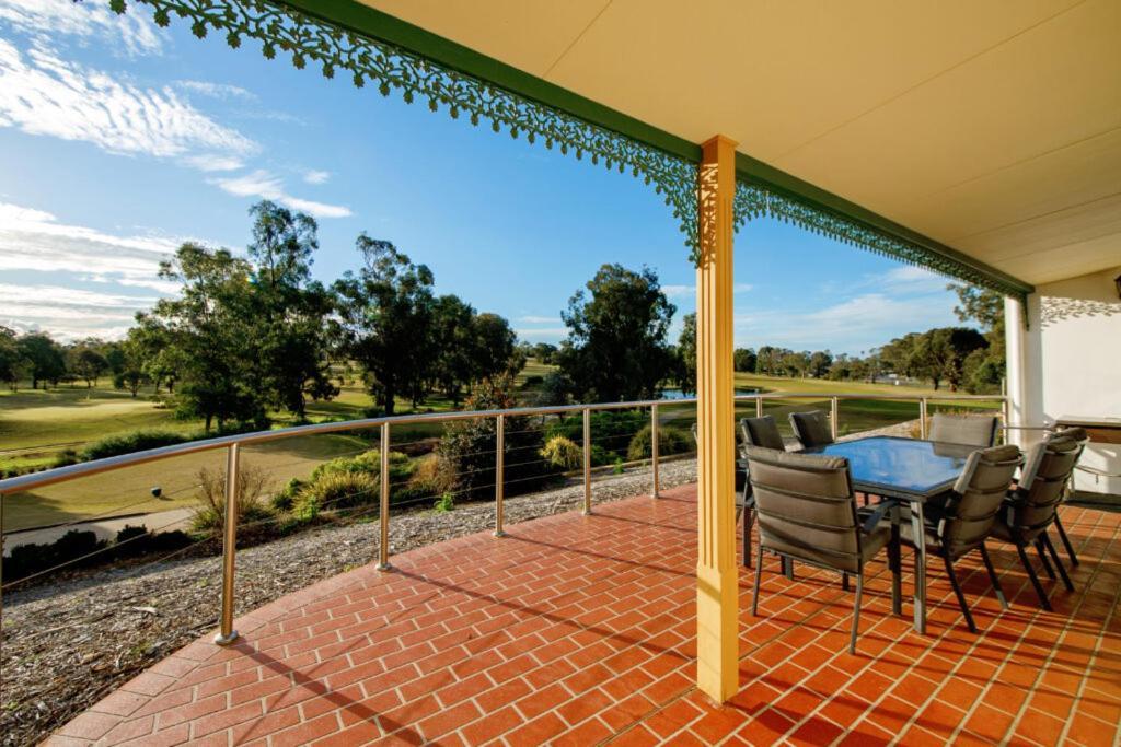 Hotel Yarrawonga Mulwala Golf Club Exterior foto Clubhouse balcony