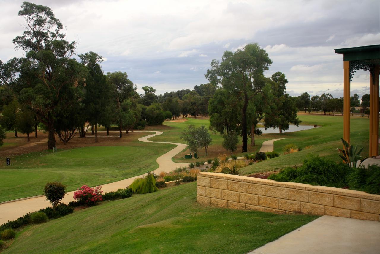 Hotel Yarrawonga Mulwala Golf Club Exterior foto The 18th hole at the Vines Resort and Country Club