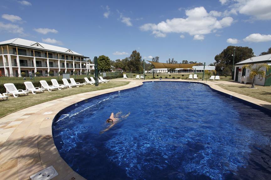 Hotel Yarrawonga Mulwala Golf Club Exterior foto The pool at the Club Hotel