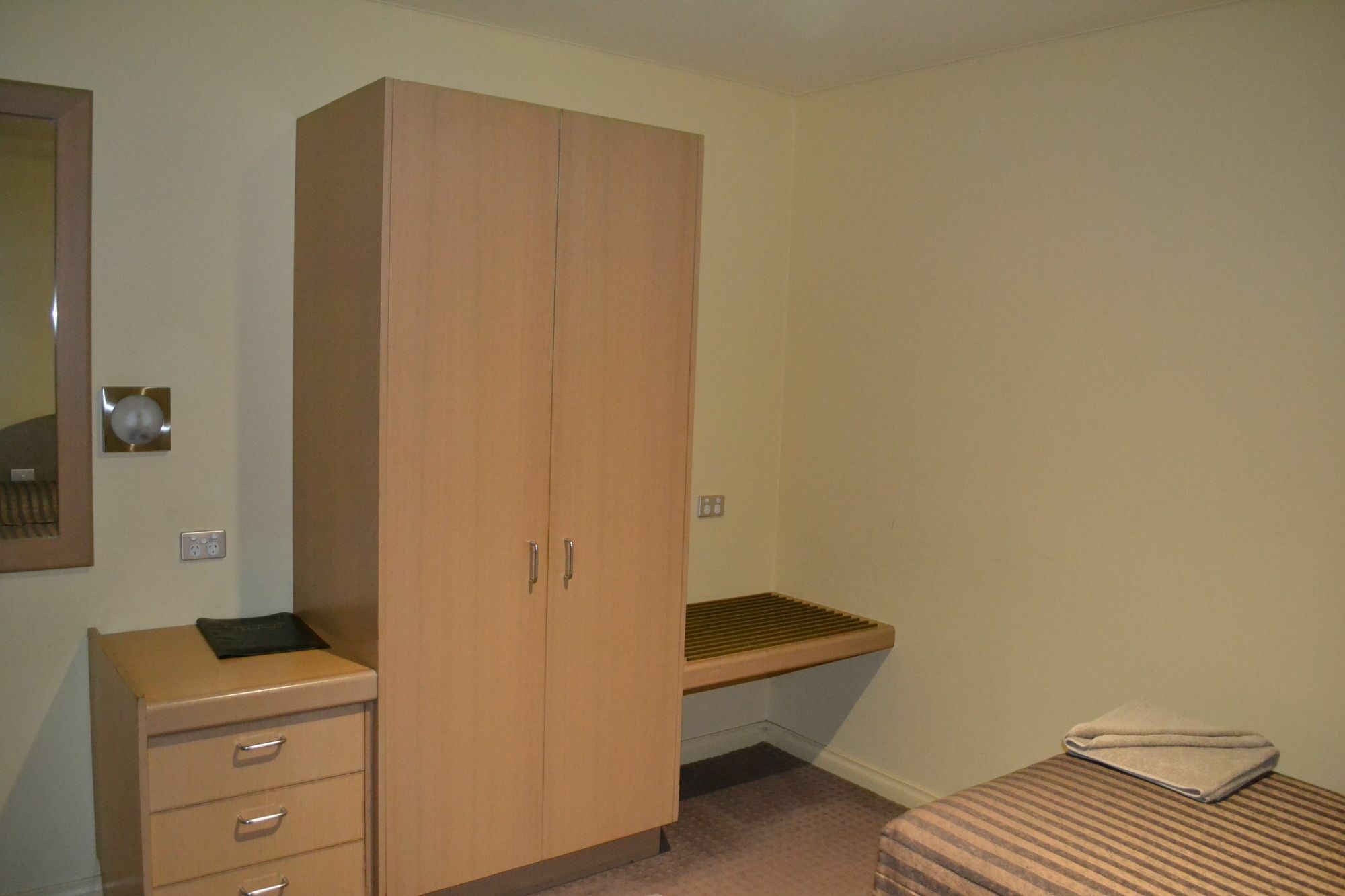 Hotel Yarrawonga Mulwala Golf Club Exterior foto A typical bedroom in the halls of residence